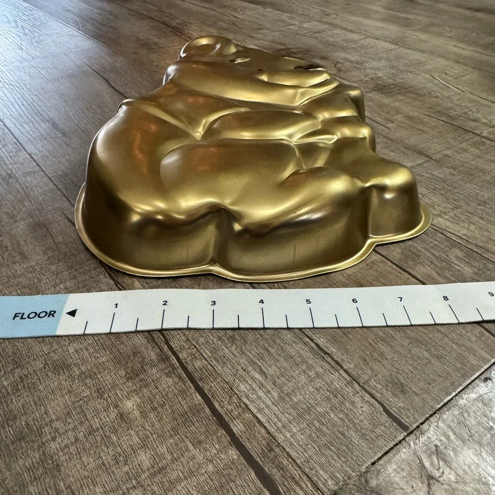 Vintage Winnie the Pooh Cake Pan Gold Aluminum Wilton Character‎ Mold